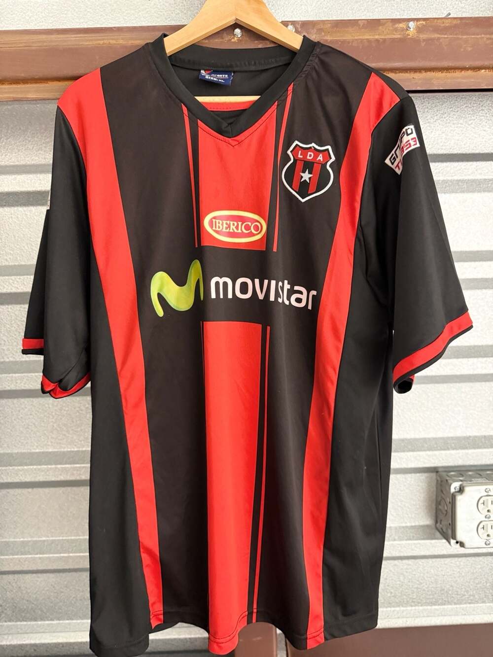 LD Alajuelense Soccer Jersey Size XL Black Red